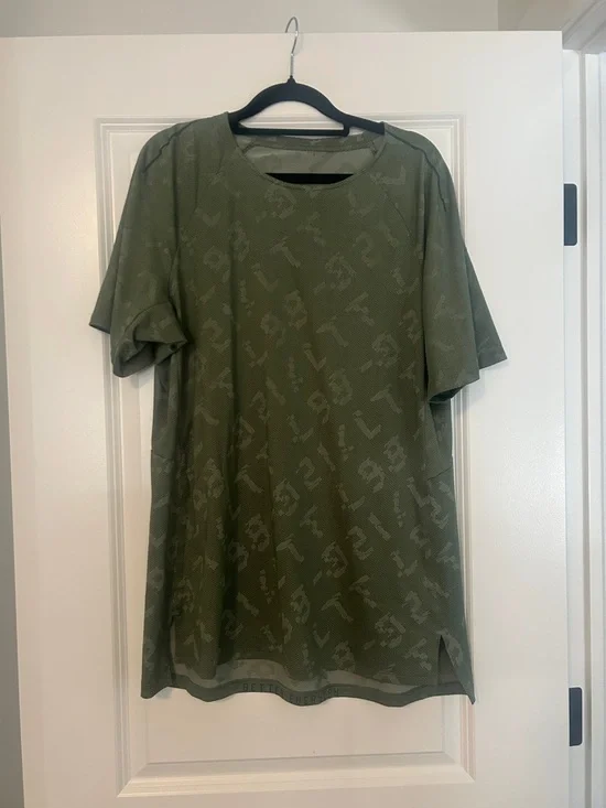 Lululemon Men’s Textured Training Short Sleeve Shirt - Picture 2 of 4